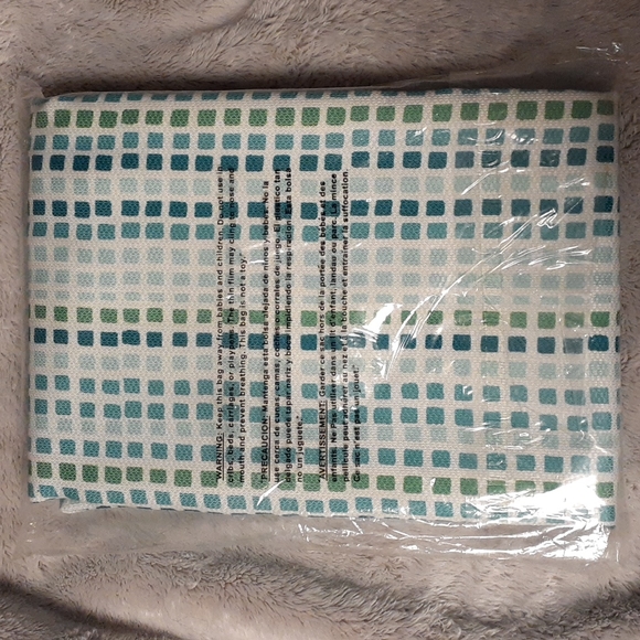 NWT Patricia Heaton Southampton Home Collection Geo Check Blue Round Tablecloth - Picture 2 of 3
